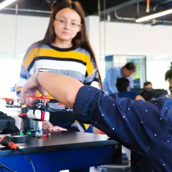 Maestro del Tecnológico de Monterrey impartiendo la Semanai en campus Tampico