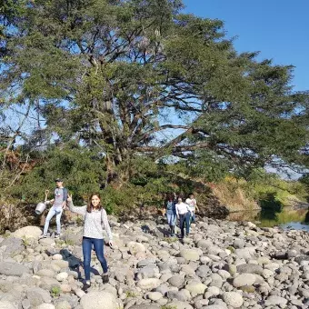 Voluntarios limpian el río Apatlaco