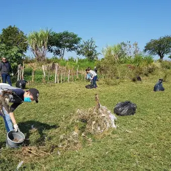 Voluntarios limpian el río Apatlaco