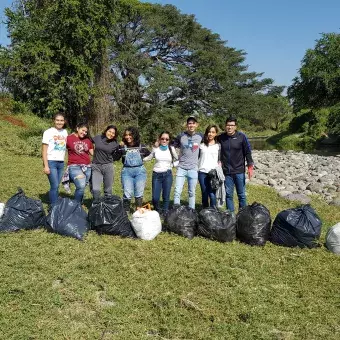 Voluntarios limpian el río Apatlaco