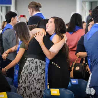 Alumnos de profesional disfrutan de grandes momentos en su graduación.