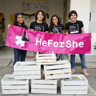 He For She Cuernavaca dona libros a niños