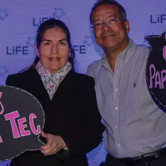 Mamá y papá Tec asistentes a "Misión Cumplida".