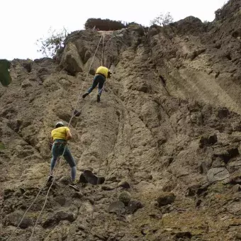 Alumnos practicando rappel en el Parque EcoAlberto