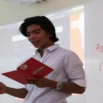 Alumno de PrepaTec exponiendo su discurso dentro del debate.