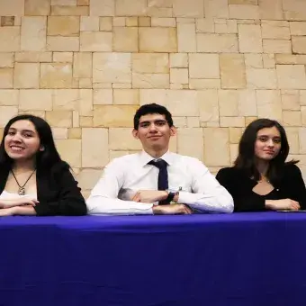 Mesa Directiva y Equipo Organizador del Triatlón de Debate 2020.
