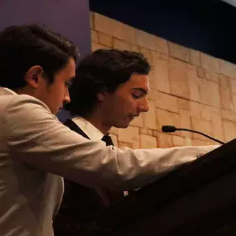 Pareja finalista en sus últimos momentos de Debate Presidencial del Torneo.