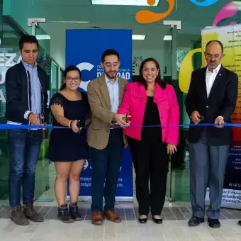 Corte del listón para la inauguración del punto