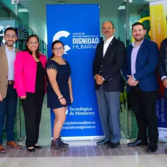 Comunidad Tec y directivos posando para la foto de inauguración