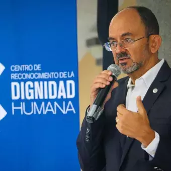 Director dando unas palabras dirigidas a la comunidad Tec