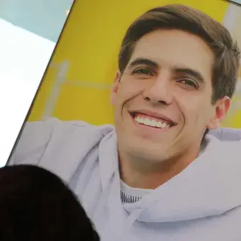 Poster con modelo masculino con sudadera blanca y logo tec