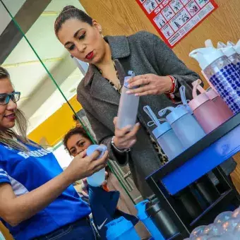 Mujeres observando diferentes modelos de termos tec