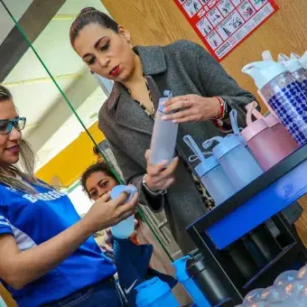 Mujeres observando diferentes modelos de termos tec