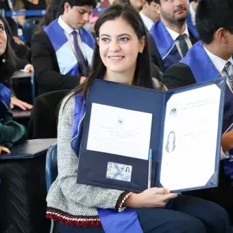 Alumnos de profesional y posgrado disfrutan de grandes momentos en su graduación.