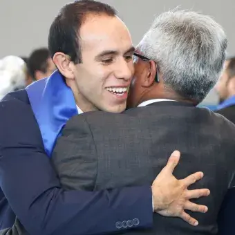 Alumnos de profesional y posgrado disfrutan de grandes momentos en su graduación.