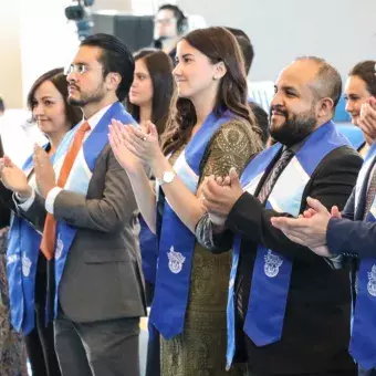 Alumnos de profesional y posgrado disfrutan de grandes momentos en su graduación.