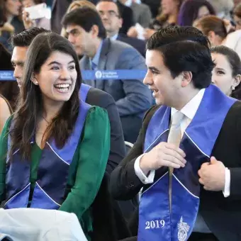 Alumnos de profesional y posgrado disfrutan de grandes momentos en su graduación.