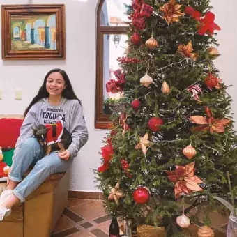 Alumna del Tec campus Toluca con su árbol de Navidad