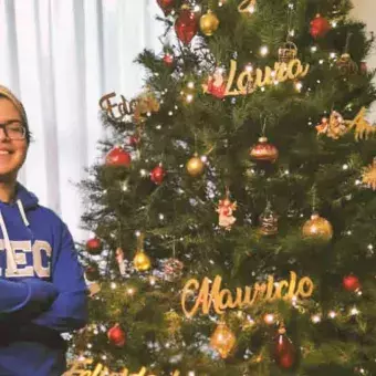 Alumno del Tec campus Toluca con su árbol de Navidad