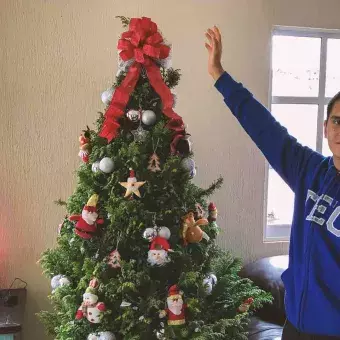 Alumno del Tec campus Toluca con su árbol de Navidad