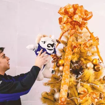 Alumno del Tec campus Toluca con su árbol de Navidad