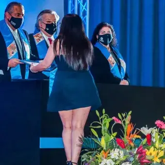 Graduada recibiendo su titulo universitario