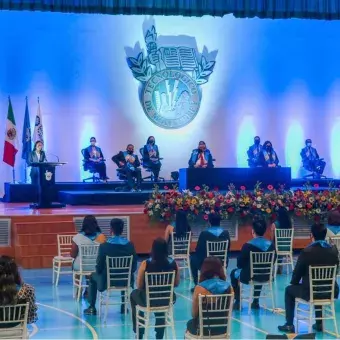 Alumnos y profesores en ceremonia de graduación