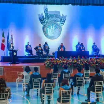 Alumnos y profesores en ceremonia de graduación