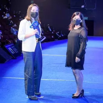 Grace Rebeca Chávez con Norma Moreno, directora del Centro de Vinculac