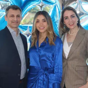 Familias se tomaban fotografías antes de entrar a la Arena Borregos.