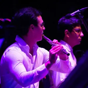 Alumno tocando la Flauta