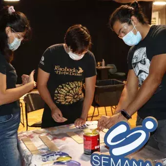 Estudiantes trabajando en su reto de semana i