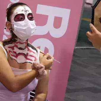 La catrina de revo se maquilla huesos en el cuello