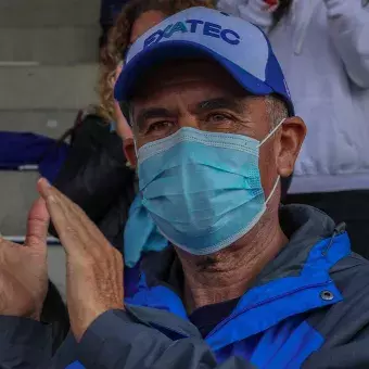 La familia celebra la victoria de un partido emocionante