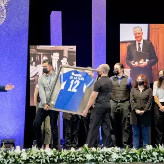 David Garza brindó obsequios del Tec a familia del homenajeado.