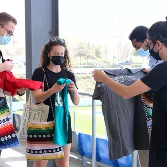 Los alumnos recibieron además una playera de Programas Internacionales