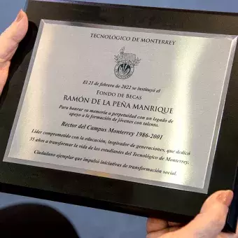 Placa Fondo de Becas Perpetuas Ramón de la Peña Manrique