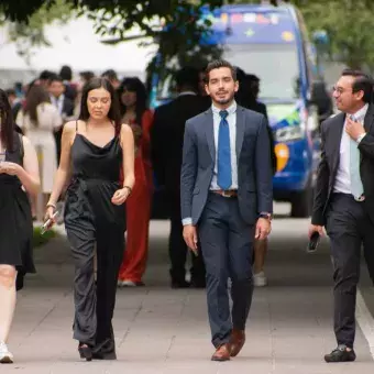 Ingenieros en nanoecnología caminando 