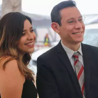 Profesor con alumna de doctorado 