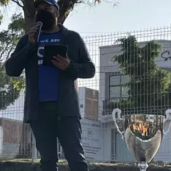 El director, junto a la copa PrepaTEC.