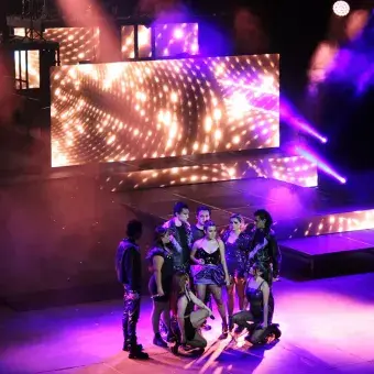 9 alumnos sobre el escenario