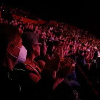 Público aplaudiendo al Ensamble