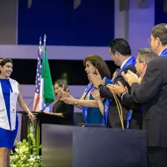 Ana Camila Padilla al momento de recibir su reconocimiento