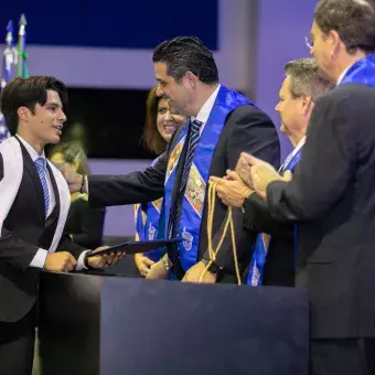 Iván de México recibiendo el reconocimiento al mejor promedio de la generación