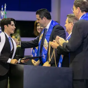 Iván de México recibiendo el reconocimiento al mejor promedio de la generación
