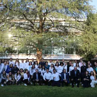 La comunidad de Tec de Monterrey se reunió en torno al Árbol de la Fraternidad.