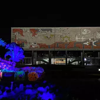 Catrina iluminada frente al edificio de Rectoría