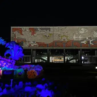 Catrina iluminada frente al edificio de Rectoría