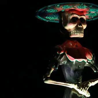 En las noches, las catrinas son iluminadas.