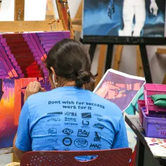 Estudiante pintando un cuadro en Sonora Norte